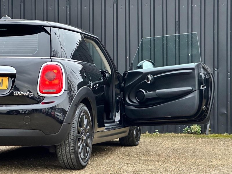 MINI HATCH