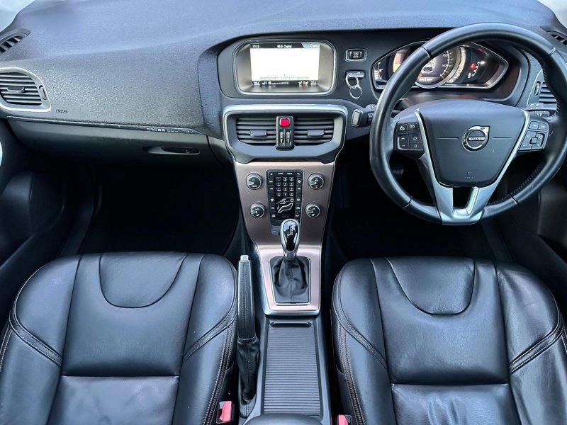 View VOLVO V40 CROSS COUNTRY 1.5 T3 Pro Auto Euro 6 (s/s) 5dr