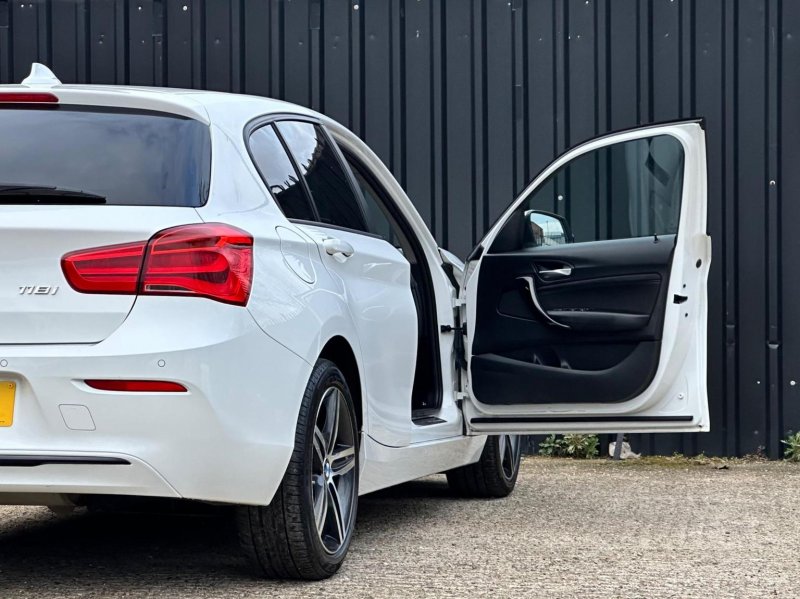 BMW 1 SERIES
